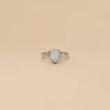 Anillo de plata 925 con piedra luna engarzada en forma de gota o triángulo redondeado.