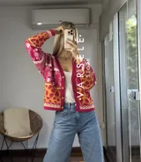 Cárdigan de punto con estampado de cebra y manchas de leopardo en tonos marrón, amarillo y rosa.