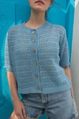Saco tejido calado color celeste con mangas al codo y botones de coco.