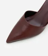 Zapato de tacón color marrón con punta fina, tira fina con hebilla lateral para cierre y tacón fino.