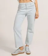 Pantalón baggy de jeans con rayas verticales celestes y blancas, cintura media, trabillas y bolsillos.