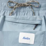 Short de baño celeste con cintura elástica ajustable con cordón, bolsillos laterales y largo a media pierna.