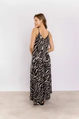 Vestido largo negro de satén con breteles finos y escote en V.