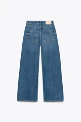 Jeans de tiro medio, color azul denim, con cinco bolsillos, corte wide leg y largo extra.