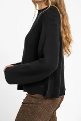 Sweater de tejido de punto acanalado, color azul vibrante, con cuello redondo y mangas largas.