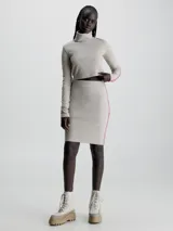 Falda slim de canalé color beige, con cinta con logo y diseñadas con tecnología Lycra® FREEF!T® para un ajuste perfecto.