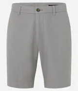 Bermuda de hombre color gris claro, corte slim, con trabillas en la cintura, cierre con botón y cremallera, lazo interno, bolsillos delanteros y traseros, y tejido texturizado.