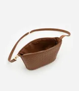 Cartera transversal color marrón con textura tressê, correa de hombro ajustable y cierre de cremallera.