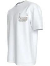 Remera de algodón blanco con diseño gráfico inspirado en señales de metro y detalles de Calvin Klein Jeans.