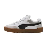 Championes Puma Park Lifestyle SK8 blancos con detalles en negro, gris y suela color caramelo.