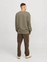 Buzo color verde oliva de algodón con cuello redondo y calce holgado.