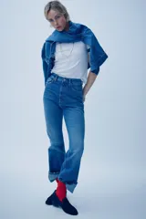 Camiseta blanca de algodón con cuello redondo y mangas cortas con ribete azul marino en cuello y mangas.