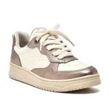Championes deportivos blancos con detalles en beige y estampado animal print en el talón.