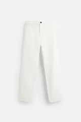 Pantalón de jean blanco, corte recto, con bolsillos frontales y traseros tipo parche.