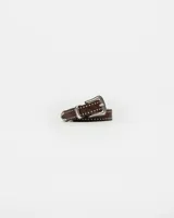 Cinturón de efecto cuero negro con detalles de tachas y hebilla metálica.