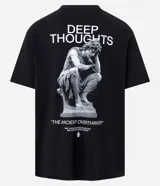Remera negra de corte relajado con cuello redondo y manga corta. Presenta un pequeño estampado blanco en el pecho izquierdo con el texto "DEEP THOUGHTS" y un símbolo debajo.