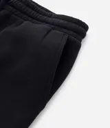 Pantalón de hombre color verde oliva, de corte recto y holgado, confeccionado en tejido de algodón y poliéster. Posee cintura elástica con lazo ajustable y bolsillos laterales.