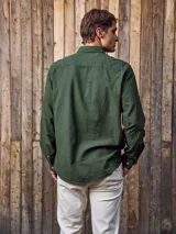 Camisa casual de manga larga color verde militar, con cuello abotonado y corte slim fit.