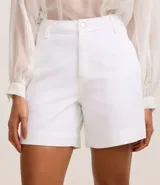 Short blanco de tiro alto, confeccionado en sarga de algodón.