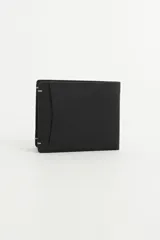 Billetera de cuero negra con pespuntes en color contrastante y logo de la marca grabado en bajo relieve. Interior con múltiples compartimentos y tarjetero extraíble.