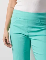 Pantalón capri color beige, de gabardina elastizada.