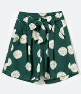 Short verde con lunares blancos, de viscosa, con cinturón para atar.