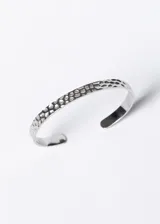 Pulsera esclava abierta de acero quirúrgico con textura martillada.