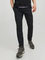 Pantalón cargo negro con cierre de cremallera, corte recto y bolsillos laterales con fuelle.