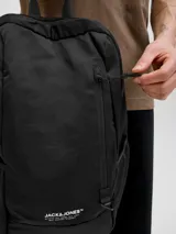 Mochila negra de poliéster con doble correa ajustable, cierre con cremallera y bolsillo interno con cierre y compartimento especial para laptop.