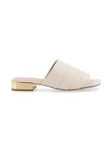 Sandalias rojas con taco cuadrado dorado.
