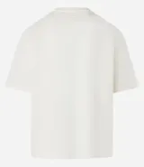 Remera de corte boxy color crudo, con cuello redondo y mangas cortas. Estampa frontal con dibujo de perros jugando a las cartas y texto 'underappreciated crew 1989-90'.