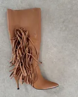 Bota alta de cuero color borgoña con taco fino y detalle de flecos en el lateral.