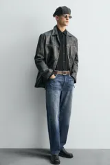 Bota de cuero negra con cierre de cremallera lateral, plantilla de cuero, horma cuadrada y tacón bajo.