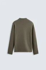 Sweater color arena de punto con cuello redondo y manga larga. Tejido con mezcla de algodón y cashmere.