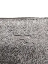 Cartera bandolera negra con textura símil piel de serpiente, confeccionada en cuero. Tiene correa larga regulable, cierre superior con cremallera y logo PQ grabado en el frente.