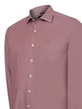 Camisa de manga larga color vino, confeccionada en Portugal con 85% algodón y 15% lana. Presenta cuello italiano, bolsillo en el pecho con logo bordado y calce regular.