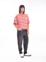 Remera blanca con rayas horizontales rojas, de corte holgado y mangas cortas.