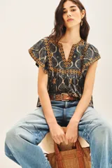 Camisa de algodón estampada con corte amplio, mangas cortas con volados y detalle bordado en escote y frente.