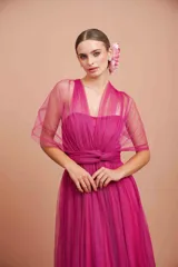 Vestido largo color fucsia de micro tul, strapless y multi posición.