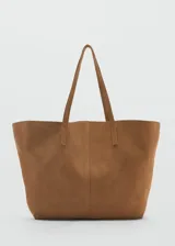Bolso shopper grande de piel serraje color marrón, con doble asa de hombro y cierre de lazo.