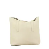 Cartera tipo tote color beige con doble asa de hombro y sobre desmontable con cierre.