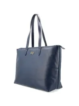 Cartera tipo shopper color negro, con textura símil cuero y logo metálico en el frente. Tiene doble asa de hombro y cierre superior con cremallera.