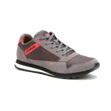 Zapatillas Caterpillar modelo Ventura, color gris con detalles en naranja. Capellada de gamuza recubierta de PU, forro de malla interior hecho con residuos industriales 100% reciclados, plantilla de espuma EVA suave que aporta comodidad duradera, forro de calcetín 100% reciclado de la industria posindustrial, suela de EVA ligera, construcción Strobel.