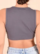Musculosa amarilla de corte crop y breteles anchos.