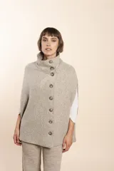 Capa marrón de lana con cuello alto abotonado y aberturas laterales.