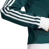 Campera Adidas de poliéster color verde con cuello, puños y ruedo acanalados en blanco. Presenta cierre frontal, bolsillos laterales con cierre y logo de Adidas bordado en el pecho.