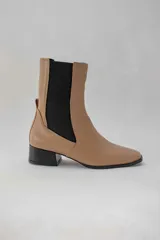 Botas de cuero rojas con elástico negro en los laterales, punta cuadrada y taco bajo.