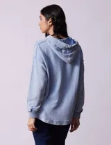 Buzo celeste de algodón con capucha, marca Ninety.