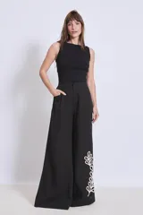 Blusa negra sin mangas, de punto acanalado.