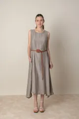 Vestido midi marrón de tejido tramado, corte suelto, sin mangas y con bolsillos laterales.
